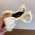 Grande pince à cheveux avec nœud en ruban blanc et petit médaillon métallique - Blanc