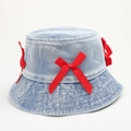 Cappello da pescatore in denim azzurro da donna con tre fiocchi decorativi in raso rosso laterali - M (56-58cm) / Azzurro