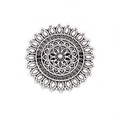 Gros plan détaillé du clip de pull rétro en argent avec motif ajouré en filigrane - Style 33 (Bague broche en filigrane d'argent)