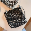 Detalle de mini bolsos bandolera de lona con motivos de cebra y manchas de animales - Estampado de Leopardo en Blanco y Negro