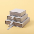 Set di tre scatole per gioielli grigie a cassetto con linguette in seta - Con Scatola Interna Grigia / 7x7x2cm / Grigio Latte
