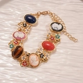 Details eines Vintage-Cameo-Armbands mit bunten Edelsteinen und floralen Strassmotiven - Cameo Porträt Blume Armband