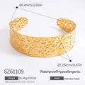 Poliertes 18k vergoldetes Edelstahl-Manschettenarmband mit strukturierter Hammerschlag-Optik - Gehämmerte Textur Breite Seite (SZ61109) / Gold