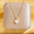 Collier cœur chic en acier titane doré avec pendentif acrylique blanc sur fond de soie - Coeur Brillant En Acrylique Doré