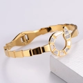 Dettaglio del bracciale a serpente placcato oro rosa 18K con conchiglia bianca e cristalli - Oro