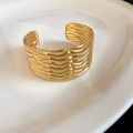 Detailaufnahme eines stilvollen goldenen Armreifs mit Wellenstruktur für Damen - Wellenstruktur-Stil (5#) / Gold