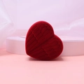 Elegante joyero de terciopelo rojo en forma de corazón con alas en relieve en podio - Rojo (Para un Solo Anillo y Collar)