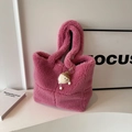 Rosafarbene gesteppte Lammwoll-Tasche aus Plüsch mit süßem Eichel-Anhänger für Damen - Rosa