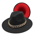 Detail eines Fedora-Hutes mit goldener Acrylkette und kontrastierendem rotem Innenfutter - M (56-58cm) / Schwarz & Rot
