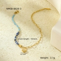 Detalle de la pulsera hecha a mano con cuentas de circón azul y colgante de girasol - Dorado/Azul Profundo (NMSB-B828-3)