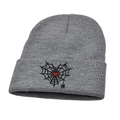 Graue Strickmütze mit gotischem Spinnennetz und roter Herzbestickung für den Winter - M (56-58cm) / Grau