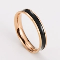 Anello minimalista in acciaio inossidabile oro rosa con intarsio in smalto nero lucido - n.5 / Rose Gold Black Enamel