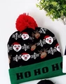 Berretto natalizio nero in maglia con bordo verde, pompon rosso e motivo HO HO HO - Babbo Natale e Renna Verde