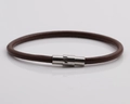 Dettaglio del bracciale in pelle marrone con chiusura magnetica in metallo argento - Marrone