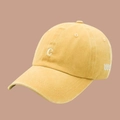 Dettaglio del ricamo lettera C e logo 1993 su cappello in cotone giallo senape - Regolabile / Giallo