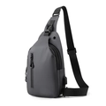 Bolso de pecho impermeable gris oscuro para hombre con puerto USB y correa ajustable - Versión Actualizada (Con Orificio de Carga para Auriculares) / Gris