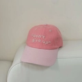 Detalle del bordado blanco en una gorra de béisbol rosa bicolor para mujer y hombre - Ajustable (56-60cm) / Rosa (Contraste Rosa Oscuro y Rosa Claro)