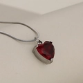 Collar de cadena de serpiente plateada con colgante de cristal rojo en forma de corazón - Plata & Rojo