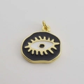 Dettaglio di ciondolo in rame placcato oro 18K con smalto nero e accenti in zirconia - Occhio Nero