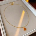 Détail d'un collier plaqué or avec pendentif ambre dans une boîte à bijoux - Or (Pendentif Bouddha Ambre)