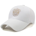 Weiße Baseballkappe mit goldener Schildstickerei und atmungsaktiver Netzstruktur - Verstellbar / Weiß