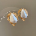 Dettaglio degli orecchini a triangolo dorati con pieghe e inserto in perla opaca - Perno in Argento S925 Triangolo Perla Pieghettata / Oro-Bianco