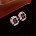 Boucles d'oreilles en argent avec pierre rouge et cristaux dans un écrin cadeau - Halo de Gemme Rectangulaire Rouge (Tige en Argent)