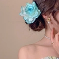 Détail d'une pince à cheveux rose en tissu bleu dégradé portée sur un chignon latéral - Pince à Bec de Canard Rose Artificielle (158#) / Bleu