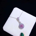 Detalle del colgante de cristal rosa con cadena de plata sobre almohadilla de joyería - Colgante de Zirconia Rosa (Sin Cadena)