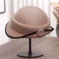 Detalle de sombrero cloche de lana camel con ribete negro y adorno de rosa artesanal - M (56-58cm) / Camel Mezclado