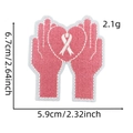 Detail van afmetingen van de roze lint borduurpatch voor bewustmakingscampagnes - Stijl 10 (Handen die Hart Vasthouden)
