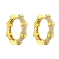 Elegante gouden bamboe oorringen met micro-geplaveide zirkonia op witte achtergrond - Bamboe Joint Stijl / Goud
