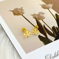 Mattgoldene fünfblättrige Blumenohrringe mit Schraubverschluss aus robustem Titanstahl - Matter Blumenstil