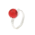 Anillo artesanal de alambre plateado con una perla redonda de piedra natural roja y textura - Turquesa Roja (10922)