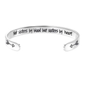 Détail d'un bracelet jonc argenté en C avec une gravure de citation motivante à l'intérieur - Pas sœurs par le sang mais sœurs par le cœur / 4mm Largeur