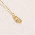 Collana minimalista con pendente a spilla da balia dorata e zirconi scintillanti - Graffetta