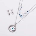 Plano detalle de collar multicapa de acero inoxidable y pendientes de botón de ojo turco - Blanco Acero
