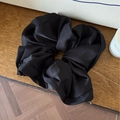 Elastico per capelli oversize in raso nero con eleganti pieghe in tessuto opaco - Raso Nero Bordo in Rete / Nero