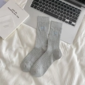 Hellgraue Rippstrick-Baumwollsocken mit zarter hellblauer Schleifen-Stickerei - Einheitsgröße / Hellgrau