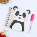 Simpatico taccuino a spirale a forma di panda con penna a sfera rosa su sfondo bianco - Panda