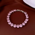 Nahaufnahme eines pinkfarbenen Zirkon-Tennisarmbands auf Seide mit Porzellandetails - Silber-Rosa (Rundes Tennisarmband)
