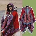Poncho ethnique à capuche avec motifs tribaux rouge et bleu et ourlet à glands de voyage - Couleur 19