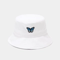 Dettaglio del ricamo a farfalla blu su un cappello a secchiello in cotone bianco - Bianco