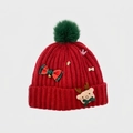 Detail der roten Weihnachts-Strickmütze mit Rentierbär, grünem Bommel und Schleife - M (54-60cm) / Rot Rentier
