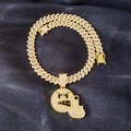 Gouden hiphop Cubaanse schakelketting met een volledig bezette boze emoji-hanger van stras - Hanger + Cubaanse Ketting / Gouden Middelvinger Emoji Ketting