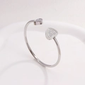 Bracciale rigido aperto a cuore in acciaio al titanio argento con zirconi lucidi - 27 Acciaio