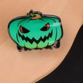 Molla per capelli a zucca verde di Halloween con espressione spaventosa su legno - Zucca Verde