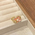 Rosafarbener Emaille-Blumenring mit weißen Perlen und Goldbeschichtung für Damen - Goldene Basis Pink Emaille Perlenblumen