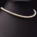Klassische 5-6mm Süßwasserperlenkette mit 18k Vergoldung auf elegantem schwarzen Halsmodell - Weiß (5-6mm)