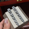 Detailansicht silberner Gliederketten-Ohrringe mit Zirkonia-Mikropave-Besatz - Silberstift Zirkonia Eingelegter Quadratischer Kettenstil (WE5060) / Silber